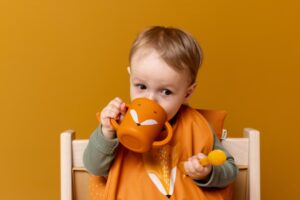 Tasse d'apprentissage en silicone M. Fox - TRIXIE – Image 4