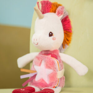 Peluche phosphorescente et livre en tissu : Lena la licorne - LILLIPUTIENS – Image 3